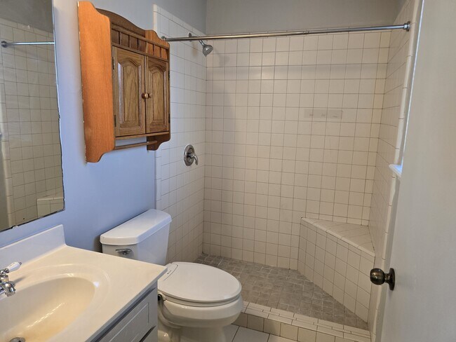 Building Photo - 425 Sunnyside Dr