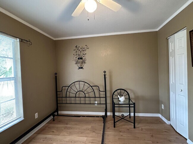 Building Photo - You'll love this charming 3/2/2 home in th...