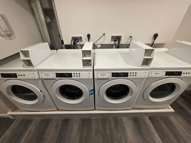 Building Photo - Newly Renovated 2 Bedroom Apartment *MOVE-...