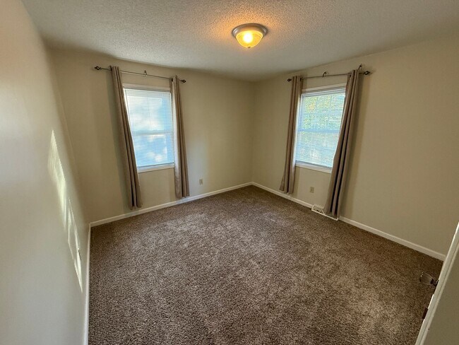 Building Photo - Beautiful 3BR 1BA Home w/ 2-Car Garage in Kansas City