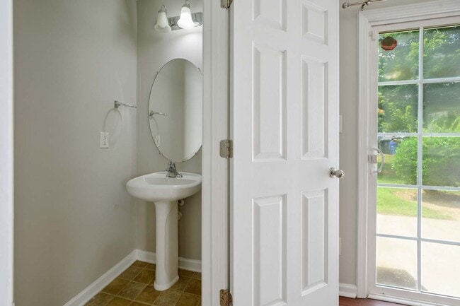 Building Photo - End Unit Townhome in Great Location!