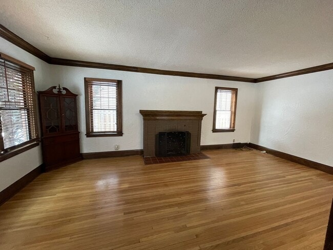 Building Photo - Timeless Spacious 3br + Den/2ba Edina Home w/Hardwood Floors, Large Yard, 2 Car Garage