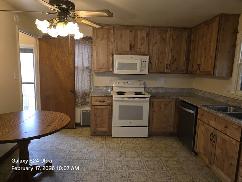 Building Photo - 521 Monroe St