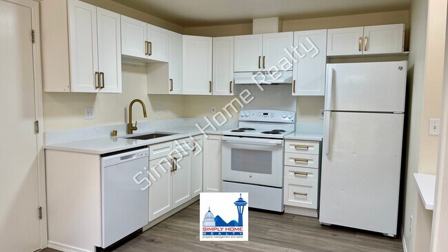 Building Photo - LUXURY DUPLEX RENTAL WITH SPACIOUS BACKYARD