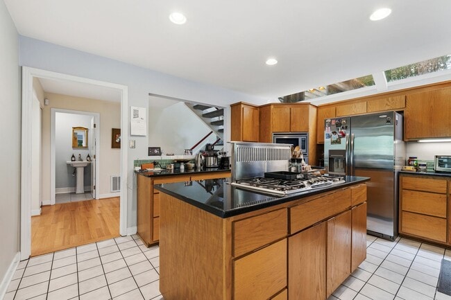 Building Photo - Contemporary 4bd/3.5ba Near Hope Valley + Home Equidistant to Downtown Durham & Chapel Hill!