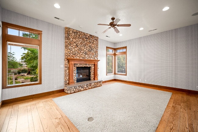 Building Photo - "Spacious 4-Bedroom, 4.5 Bathroom 4792 sq. ft. Retreat with Scenic Views and Cozy Fireplace in St...
