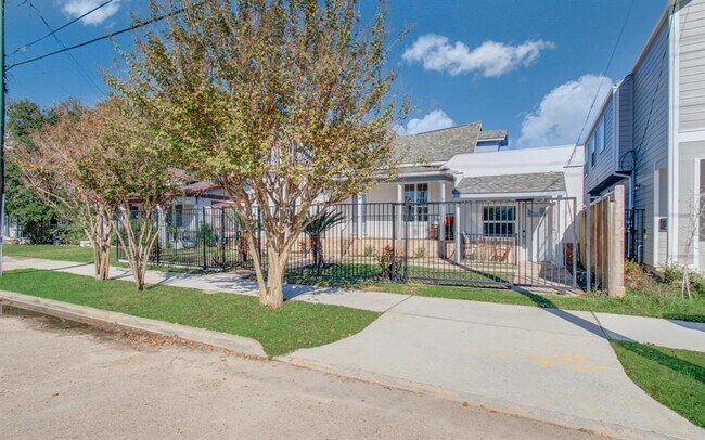 Building Photo - 2111 Summer St