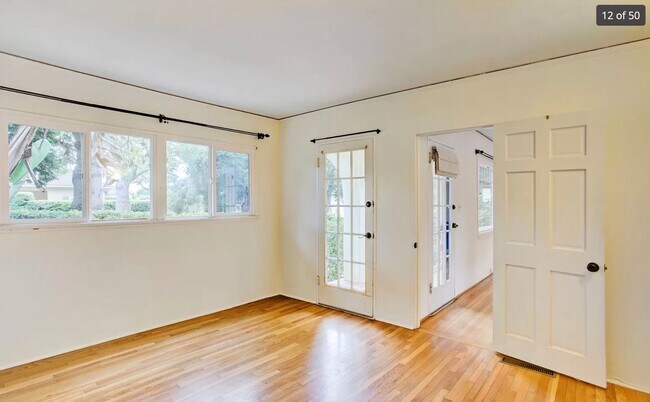 Building Photo - Charming 3 bed / 2 bath Home Across from Oak Park!