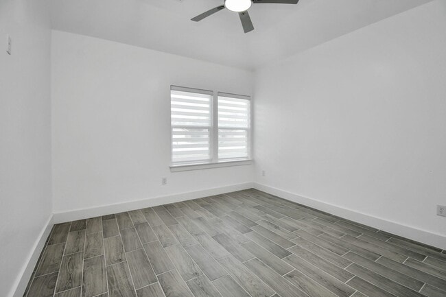 Building Photo - 517 Lovers Ln