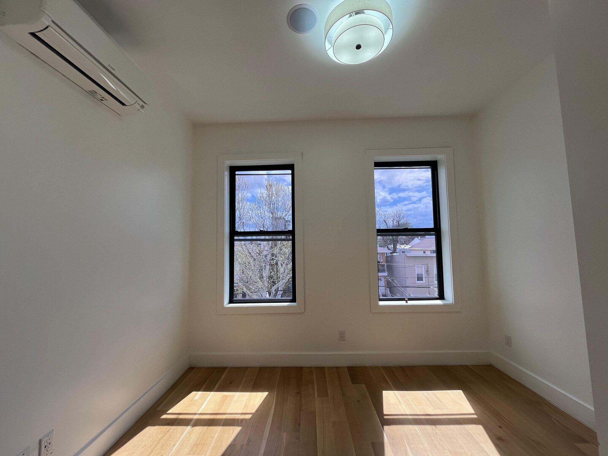 Building Photo - 52 Grace St