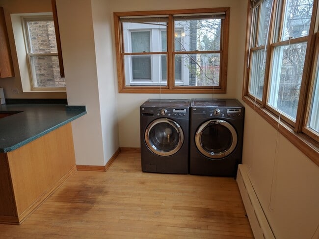 Building Photo - 5147 W Cullom Ave