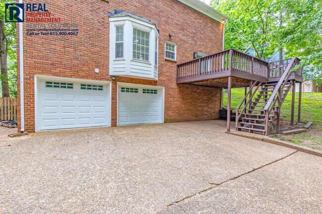 Building Photo - Beautiful Brentwood 3 BD home with attache...