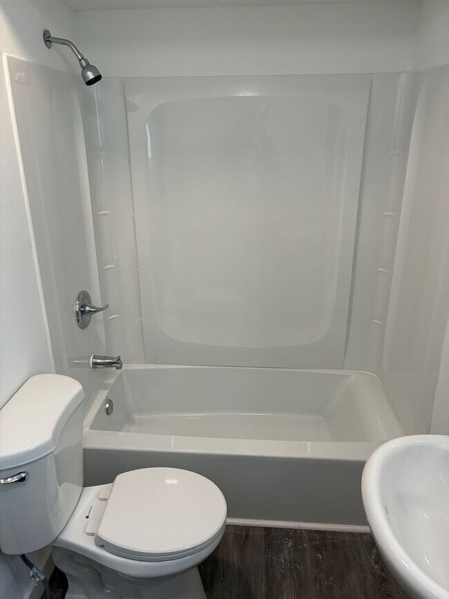 Building Photo - Welcome to the Heart of Unionville prime location!