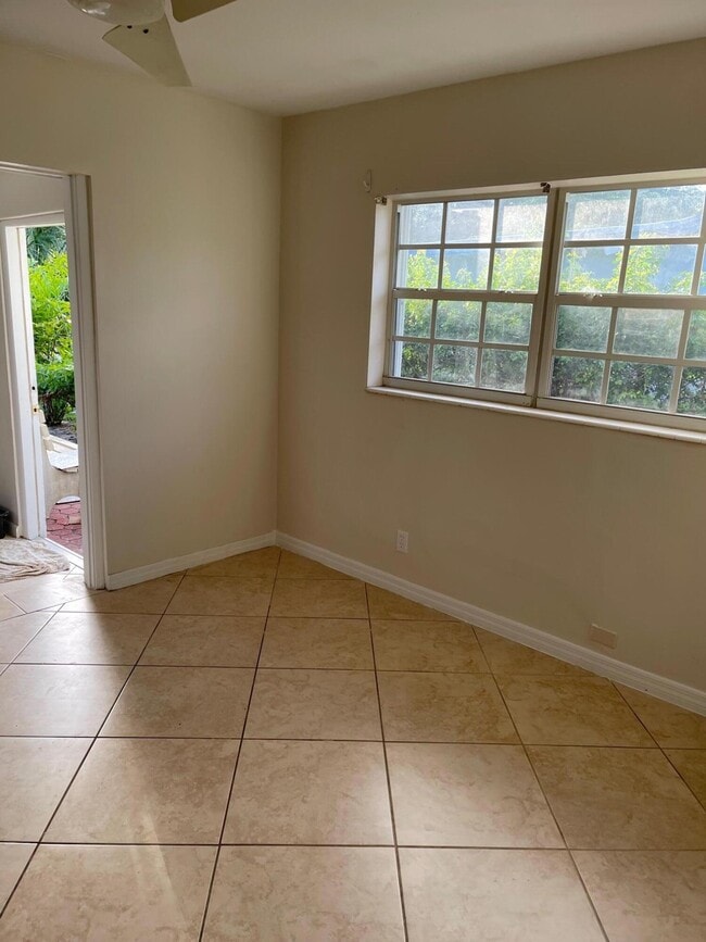 Building Photo - 2300 NE 5th Ave