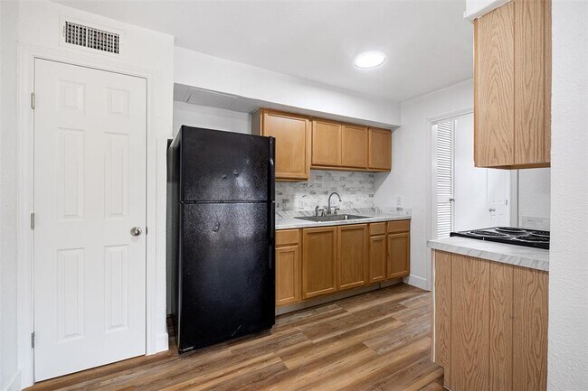 Building Photo - 2217 Mission Hill Dr