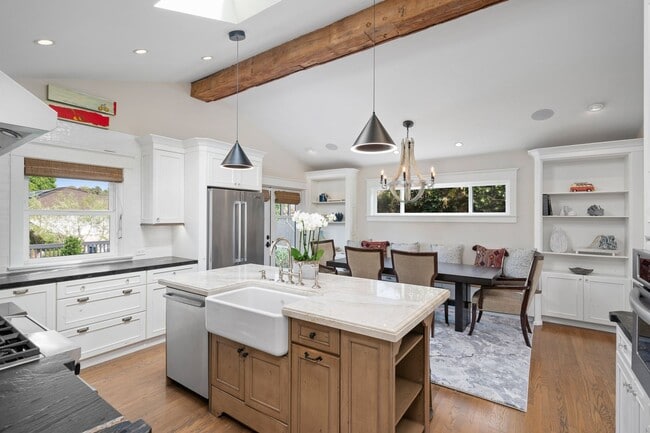 Building Photo - Stunning Single Family Home in the Heart o...