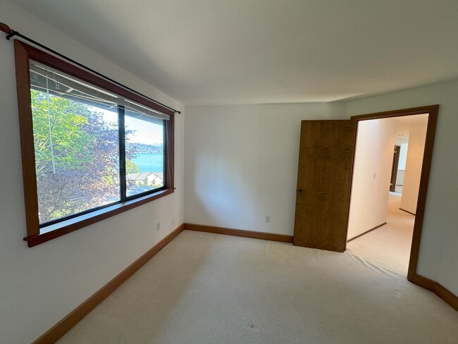 Building Photo - 1/2 mo free move in special - Beautiful 3 ...