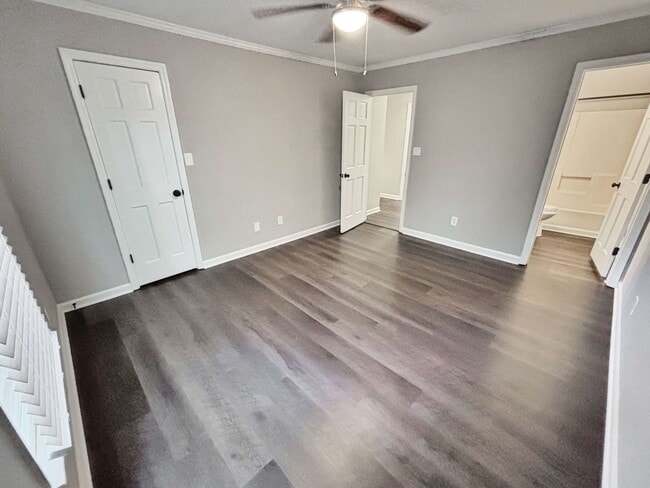 Building Photo - Charming Updated 2BR/2BA Duplex Close To E...