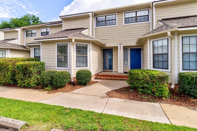 Primary Photo - Condo in Tara Court Available for Rent!