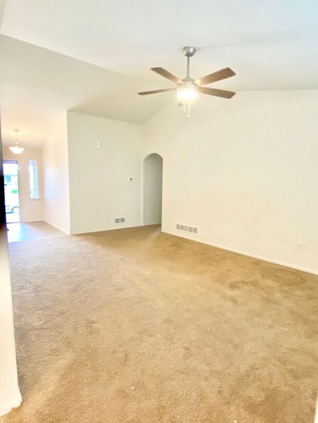 Building Photo - Beautiful 3 Bedroom 2 Bathroom Single Fami...