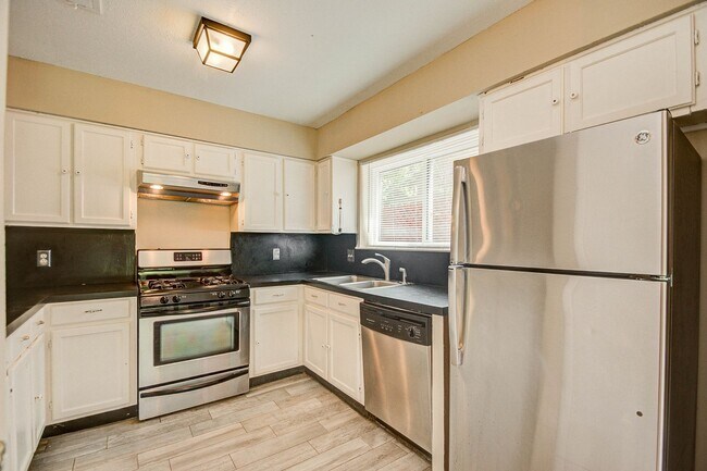 Building Photo - Spacious one story home on a corner lot!