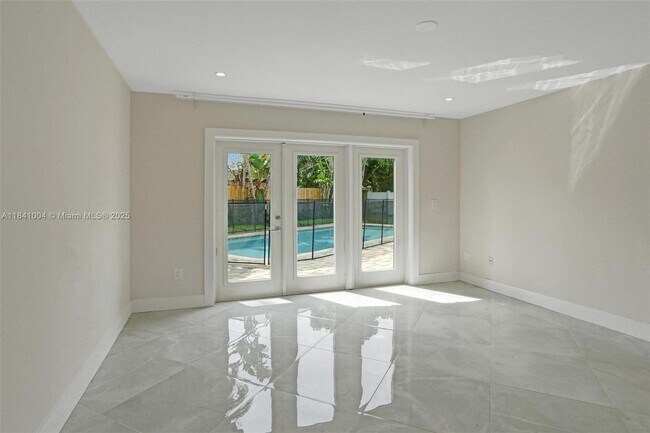Building Photo - 7425 Silver Woods Ct
