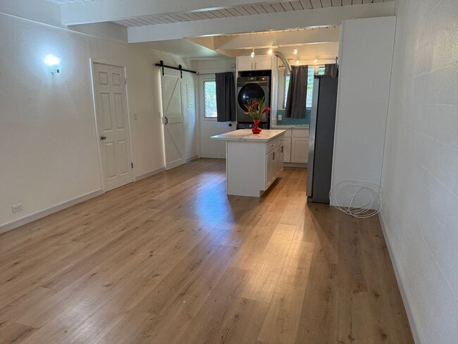 Building Photo - Updated Kahala Townhome – Pool, Parking & ...