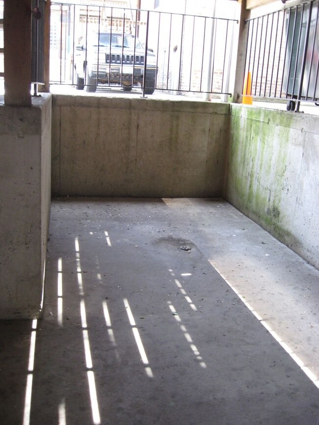 Building Photo - Large 3 bed/ 2 bath garden unit Available July 1