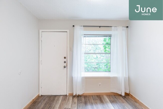Building Photo - Queen room in 3-bed/1.5-bath Home