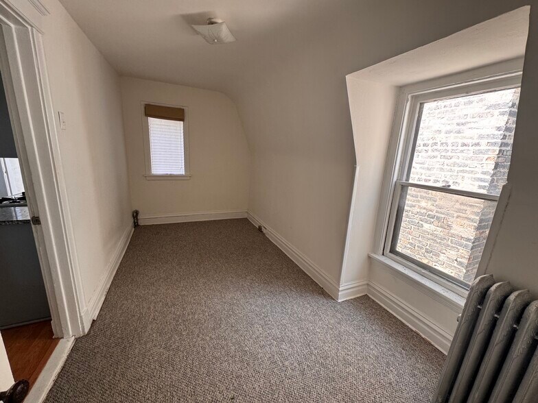 Bedroom 2 - 1333 W Foster Ave