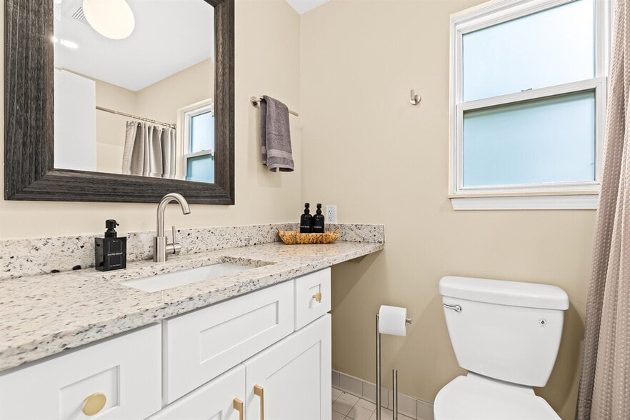 Building Photo - 18423 Sharon Ln