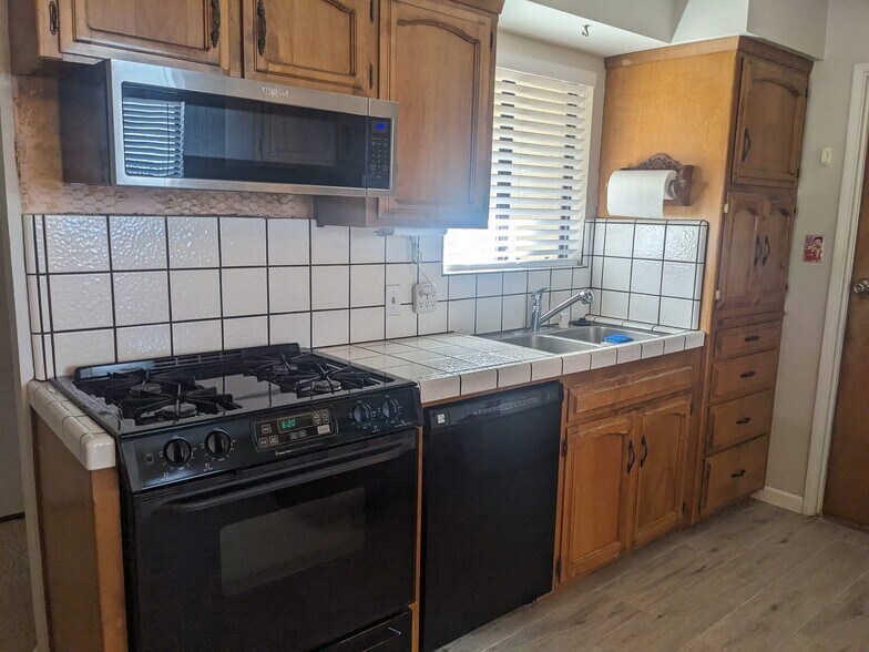 Building Photo - 3161 W Swift Ave