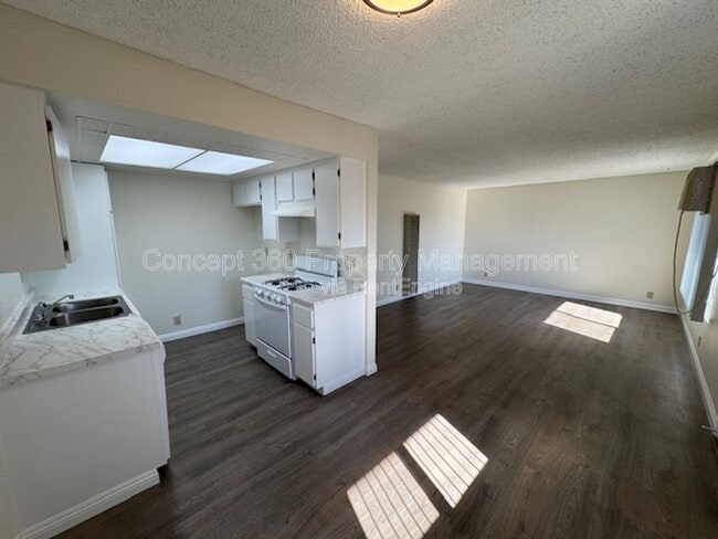 Building Photo - 9421 Cedar St