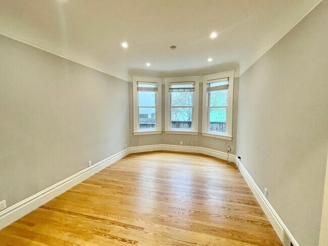 Building Photo - Mission Dolores Park Modern 2BR/1BA Deligh...