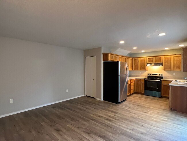Building Photo - BIGGER and BETTER ONE BEDROOM in Hazelwood - Available July 1st with $500-$1000 Rent Credit upon ...