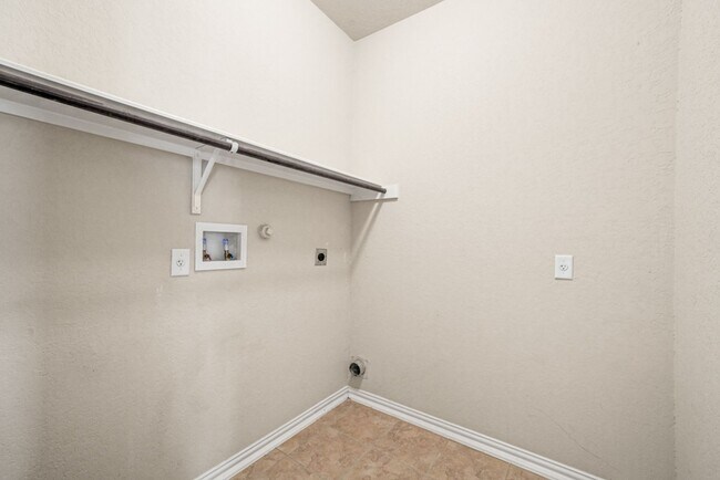 Building Photo - New Braunfels Beauty with plenty of SPACE!