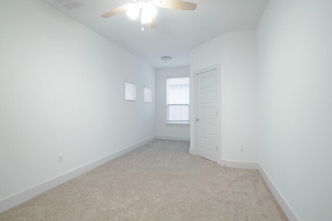 Building Photo - 3 Bed / 2.5 Bath Home | Garage, Laundry Room & Stainless Appliances