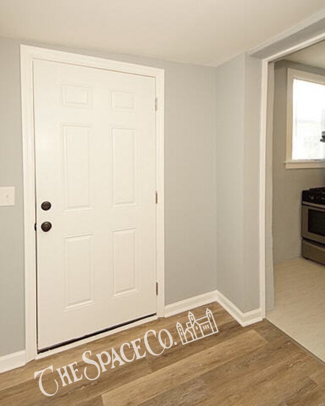 Building Photo - Charming 2-Bedroom Retreat in Vibrant Charleston  Perfect for Cozy Living!