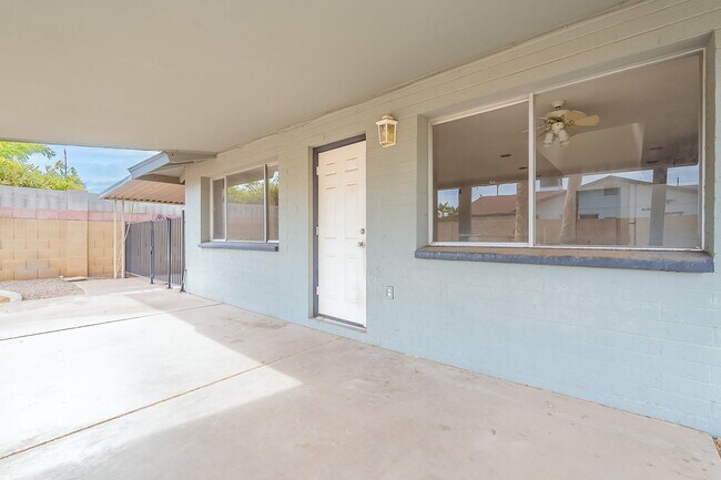 Building Photo - 2543 E Huntington Dr