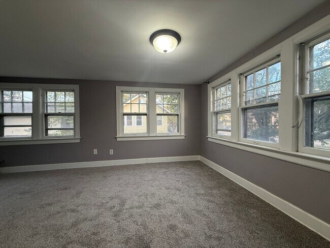 Building Photo - Riverside 4 Bedroom 3 Bathroom