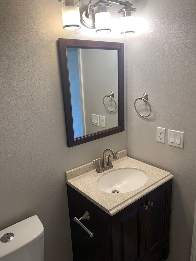 Building Photo - Adorable Two Bedroom One Bath on Cul De Sa...