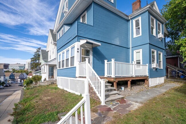 Building Photo - 15-17 Saunders St