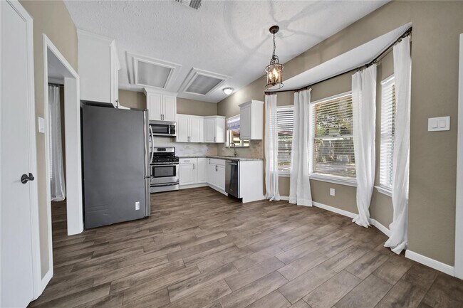 Building Photo - 23111 Red River Dr