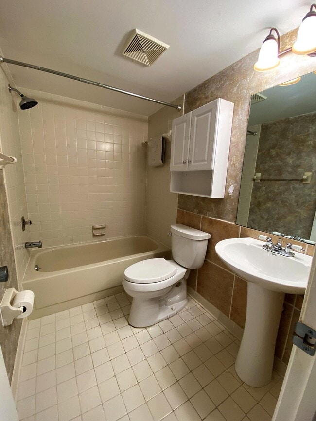 Building Photo - 12962 Briarlake Dr