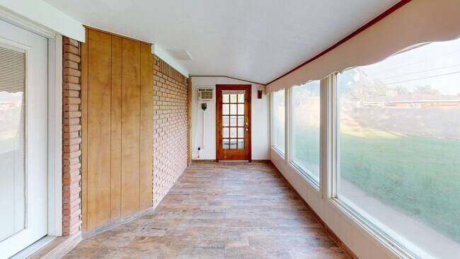 Building Photo - 317 W Blanco Dr