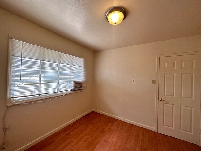 Building Photo - Cute 2 Bedroom Apartment!