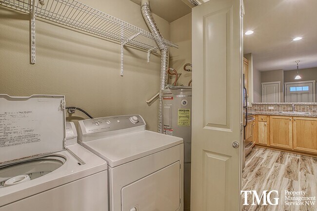 Building Photo - Beautiful 1br Condo in Sherwood. End unit ...