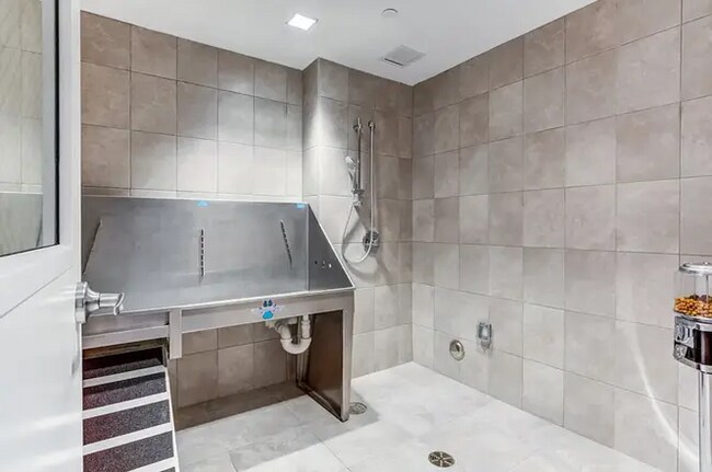 Building Photo - 75 Cowles Ln