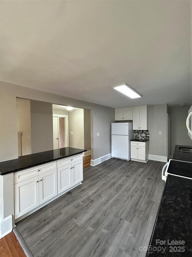 Building Photo - 2023 Robin Rd