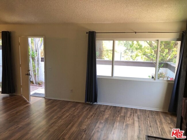 Building Photo - 1588 Palisades Dr